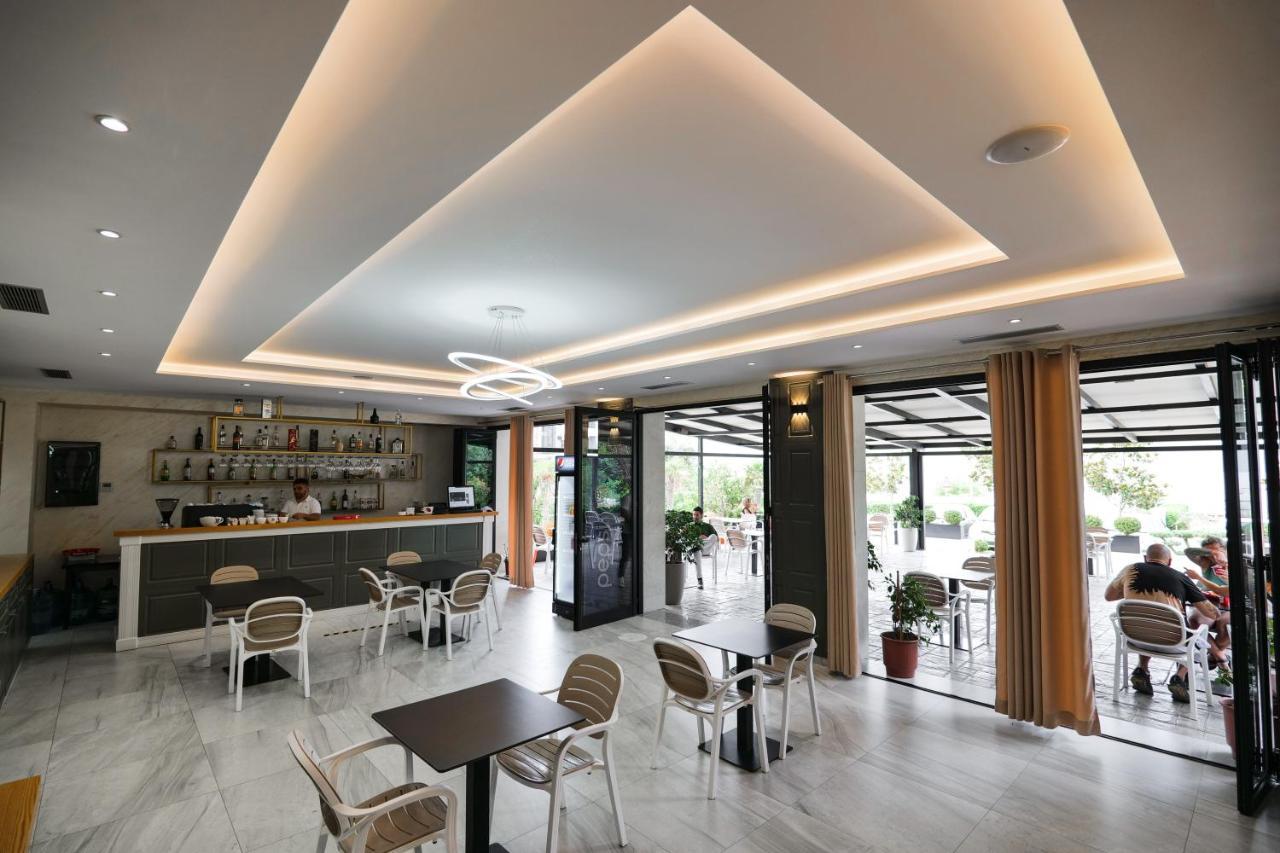 Hotel Roalb Radhimë Exteriör bild